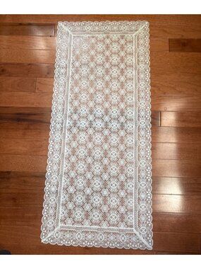 Vintage-Style White Floral Crochet Lace Table Runner 34x14" Rectangular Home Déc